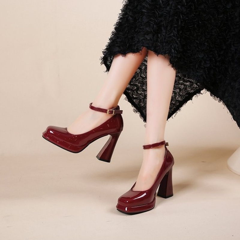 أحذية عصرية ذات كعب عالٍ. أحذي - مراجعة Leather Classic Strap وسعره