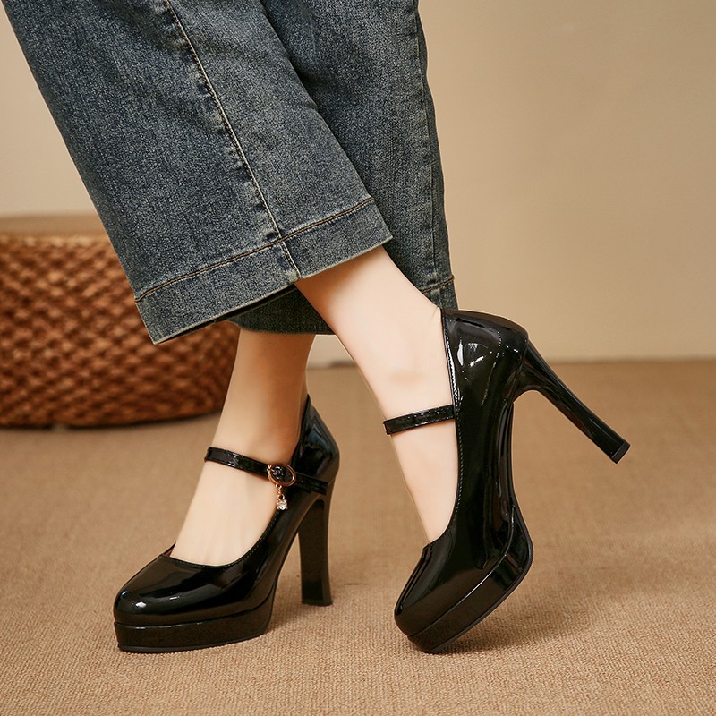 أحذية نسائية كلاسيكية ذات كعب  - مراجعة Leather Classic Strap وسعره