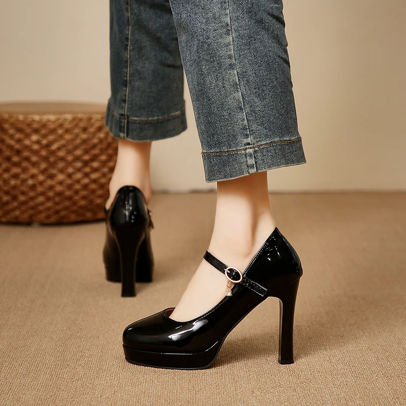 أحذية نسائية كلاسيكية ذات كعب  - مراجعة Leather Classic Strap وسعره